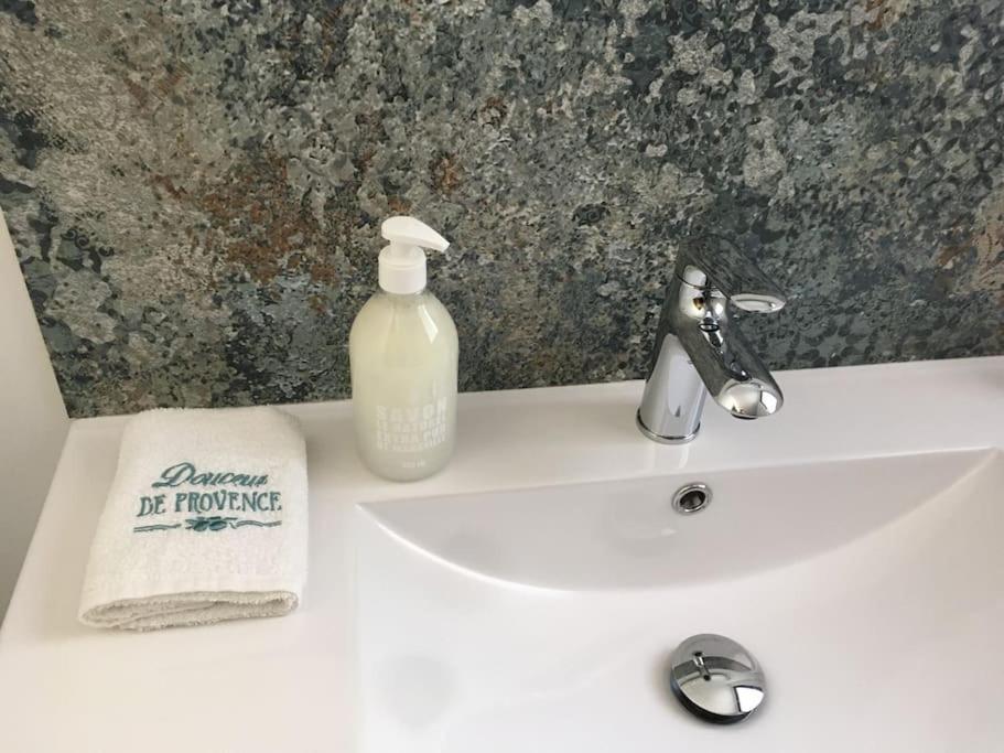 Chambre Avec Petit-Dejeuner En Provence Luberon La Tour-dʼAigues Buitenkant foto
